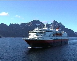 Kong Harald vor Lofoten